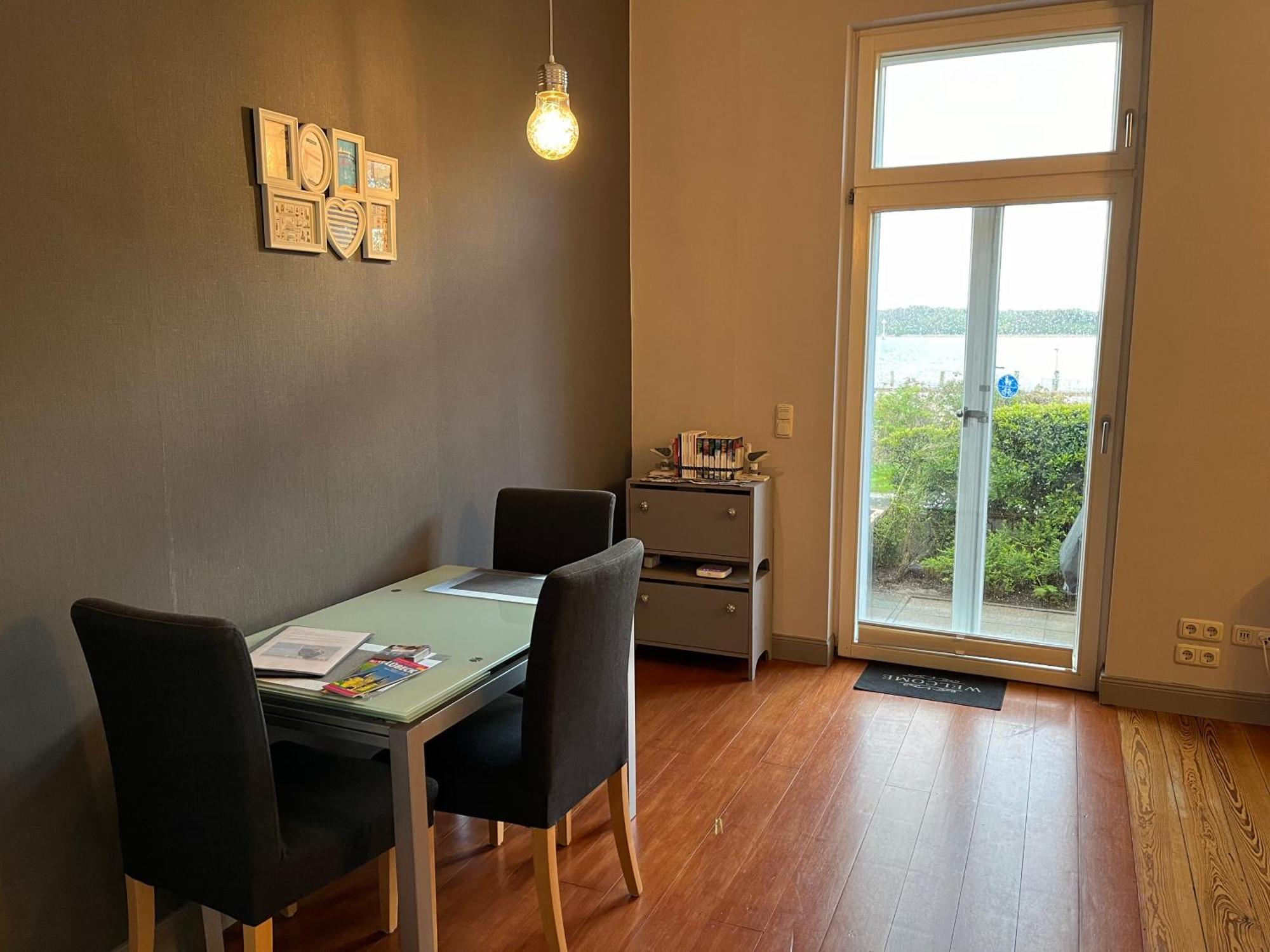 Wohnen Am Seglerhafen Mit Traveblick Im Kontorhaus Viele Extras Apartment Lubeck Luaran gambar